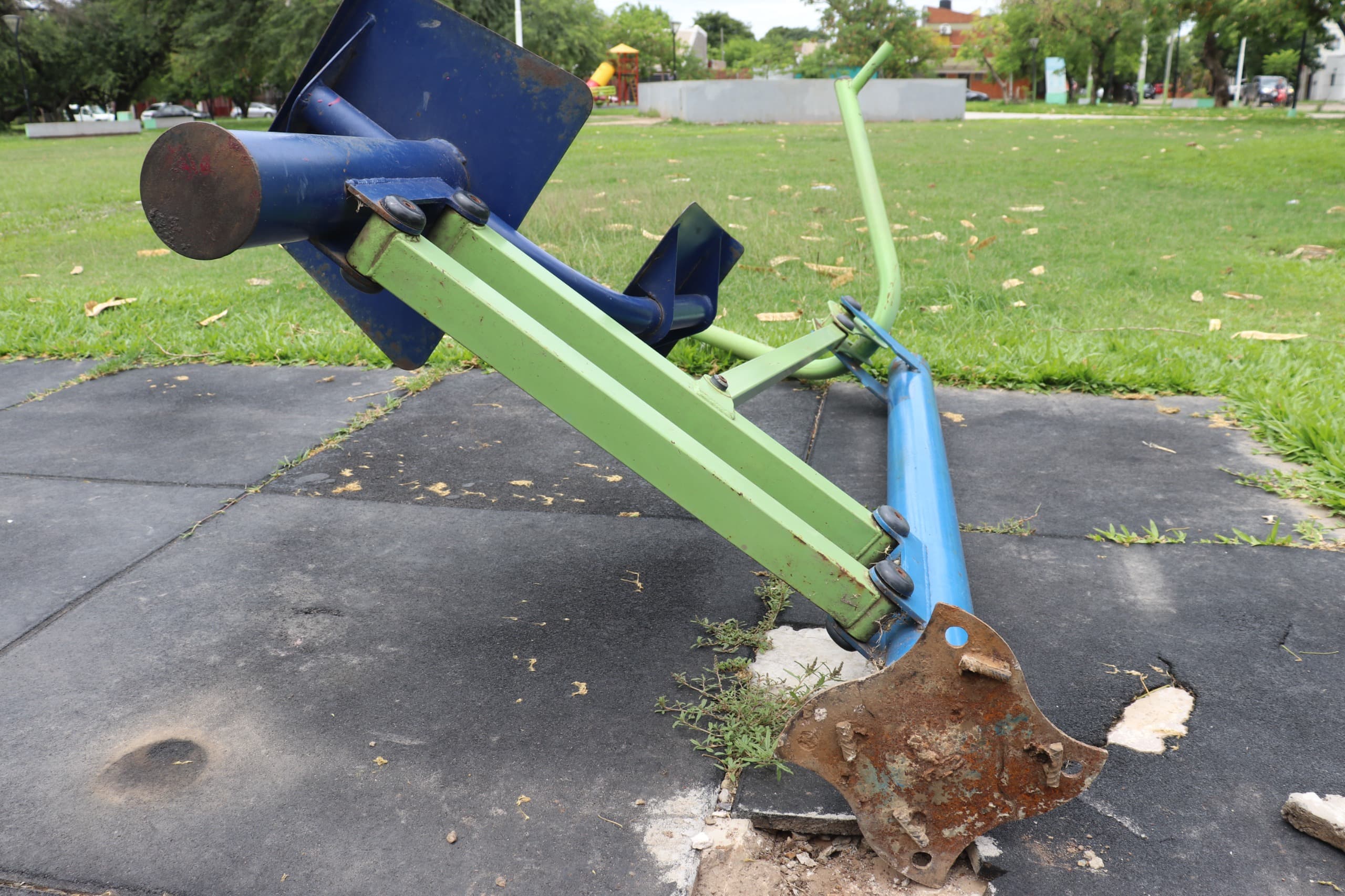 LAMENTABLE DESTRUCCIÓN Y VANDALISMO EN LA PLAZA DE VILLA MARÍN