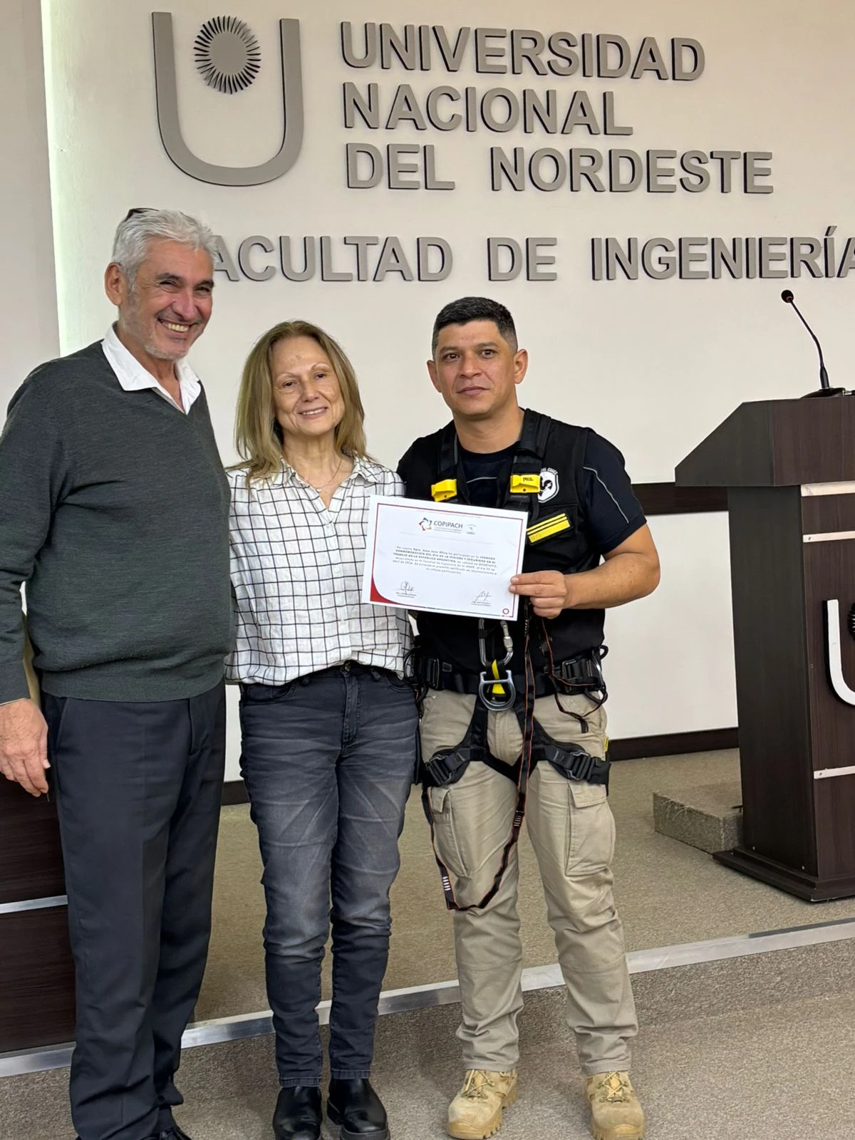 PERSONAL POLICIAL BRINDÓ CAPACITACIÓN SOBRE SEGURIDAD EN TRABAJOS EN ALTURA EN LA UNNE