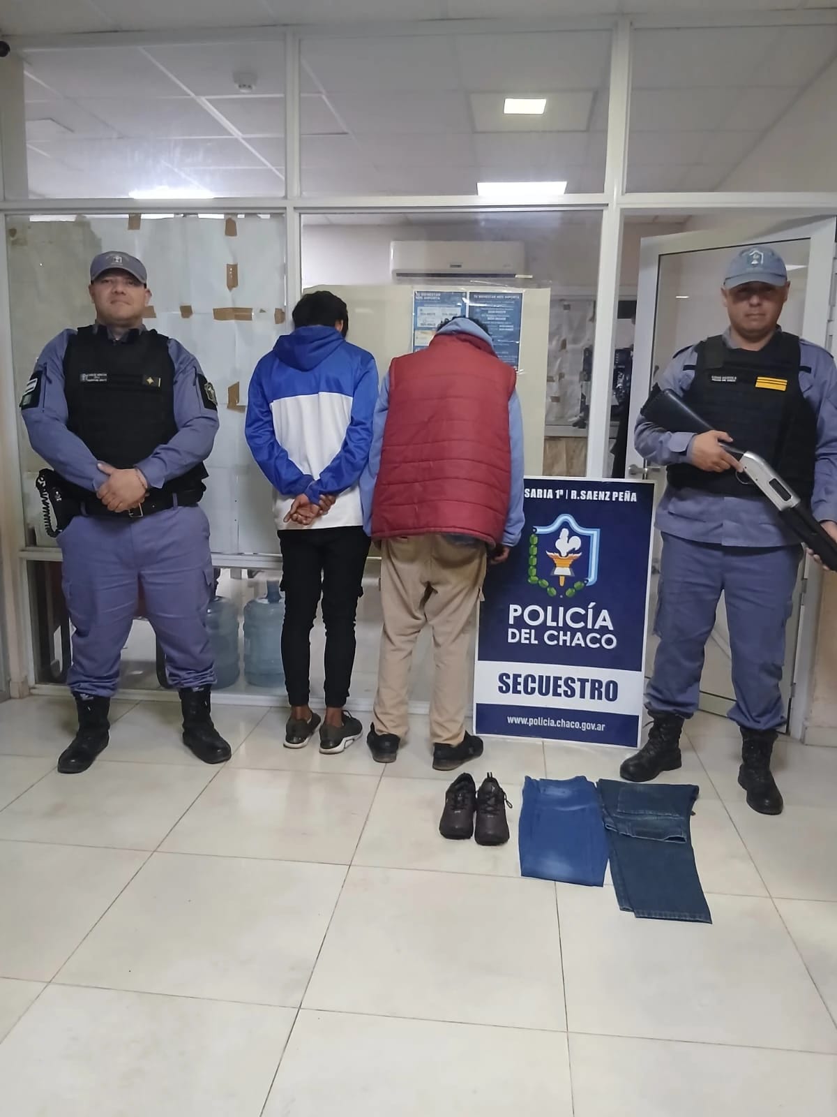 DETUVIERON A DOS HOMBRES TRAS SUSTRAER PRENDAS DE UN LOCAL.