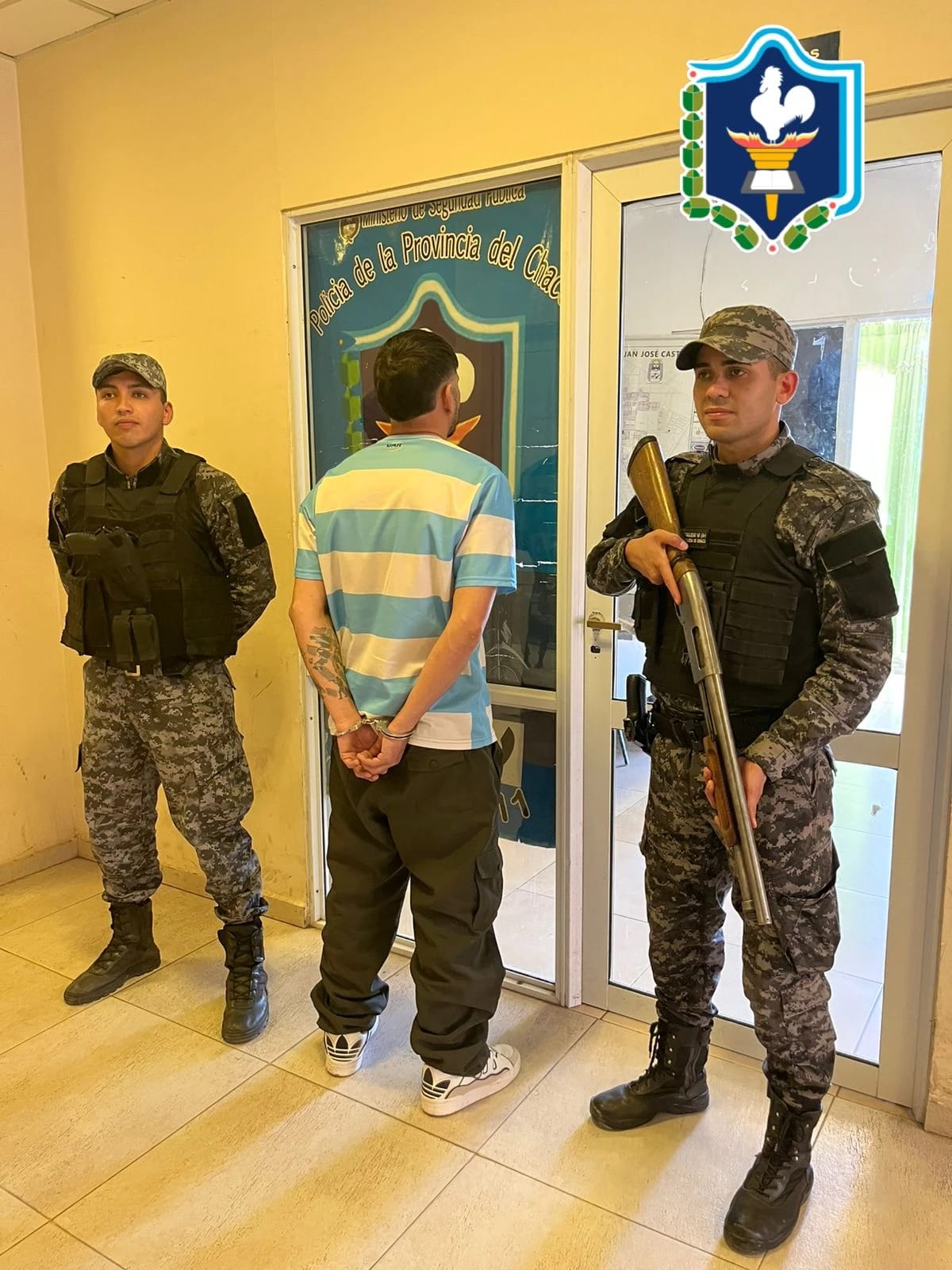 CONTROLARON 28 PERSONAS Y DETUVIERON A UN HOMBRE CON PEDIDO DE CAPTURA.