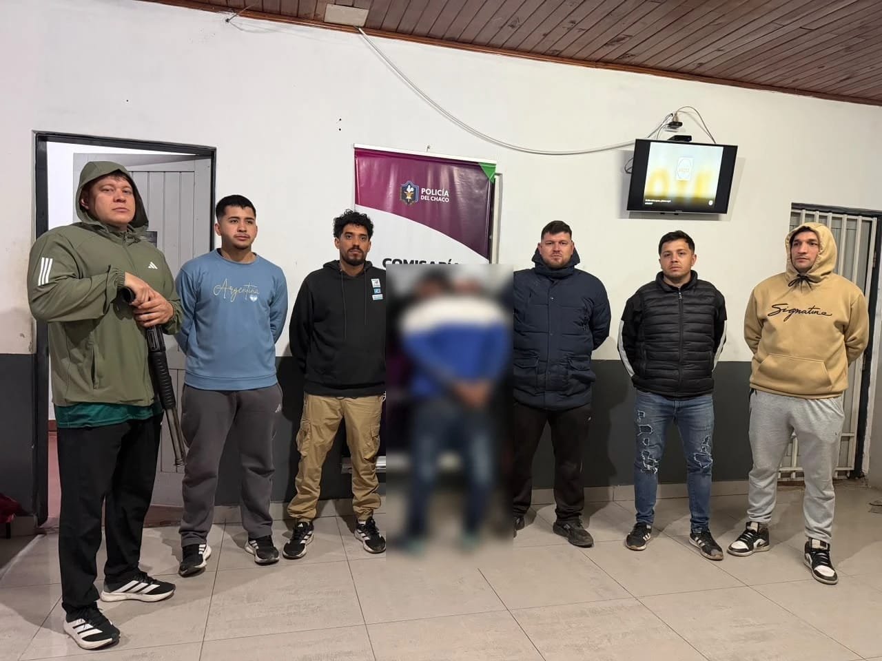 DETUVIERON A UN HOMBRE BUSCADO POR LA JUSTICIA TRAS UNA PERSECUCIÓN EN UNA ZONA BOSCOSA.