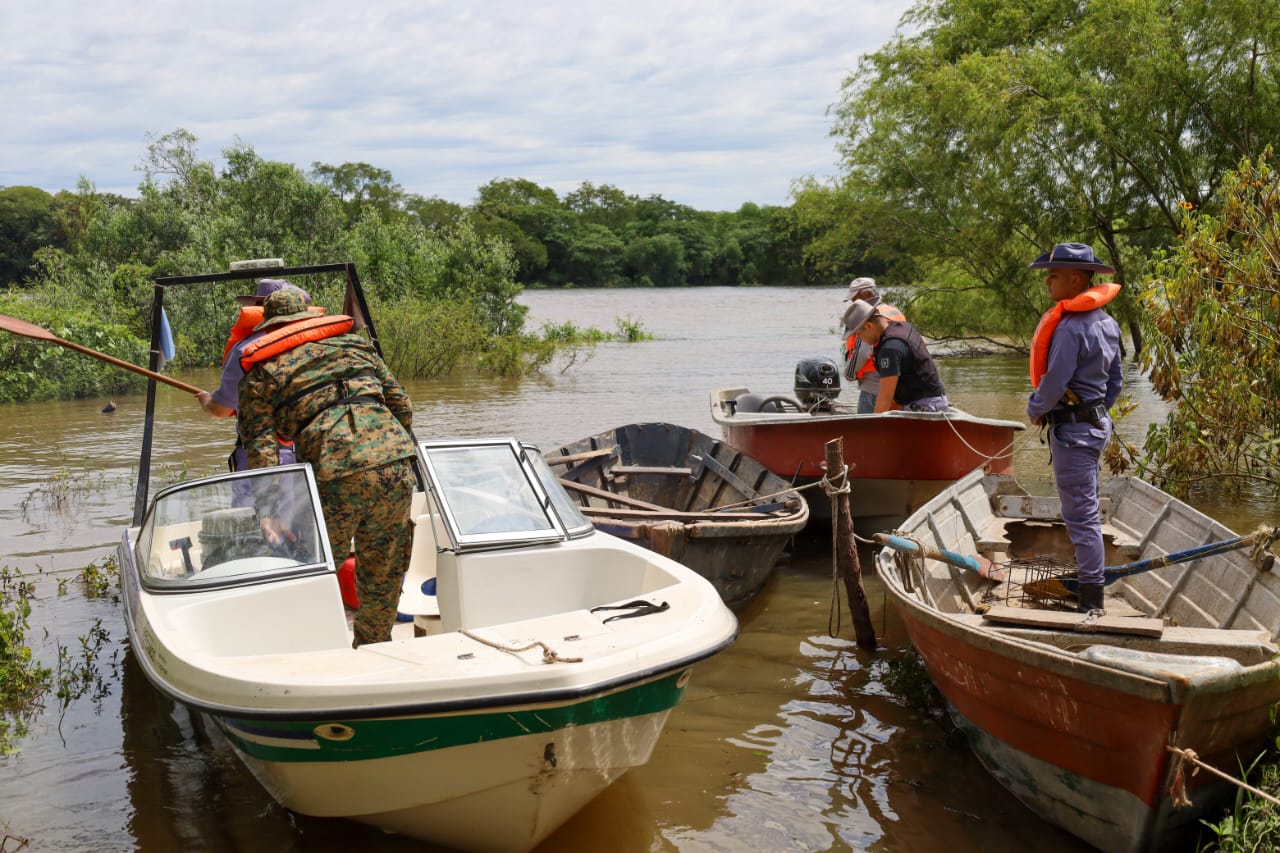 LA POLICÍA ASISTIÓ A POBLADORES DE LA ZONA RIBEREÑA Y EVACUÓ A SUS ANIMALES ANTE LA CRECIENTE.