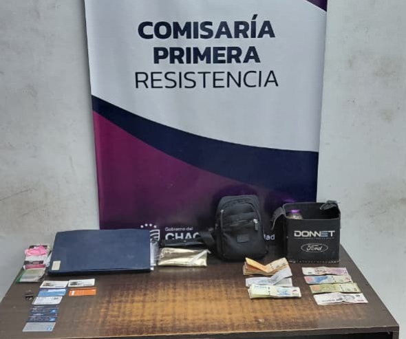 LO DEMORARON TRAS INTENTAR SUSTRAER ELEMENTOS DE UNA CAMIONETA